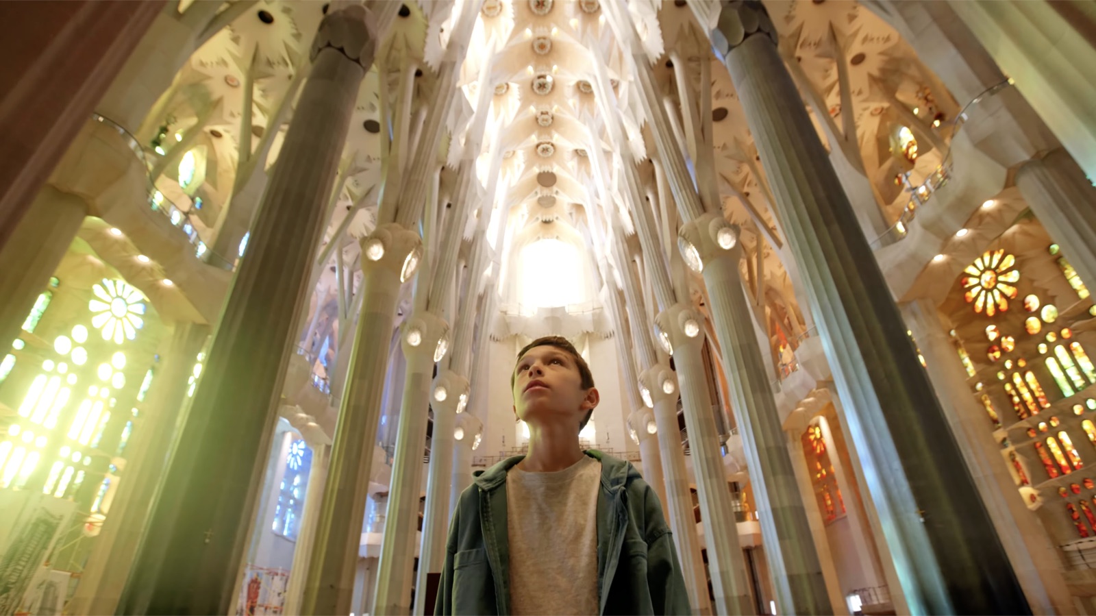Un niño contempla la nave central de la Sagrada Família.