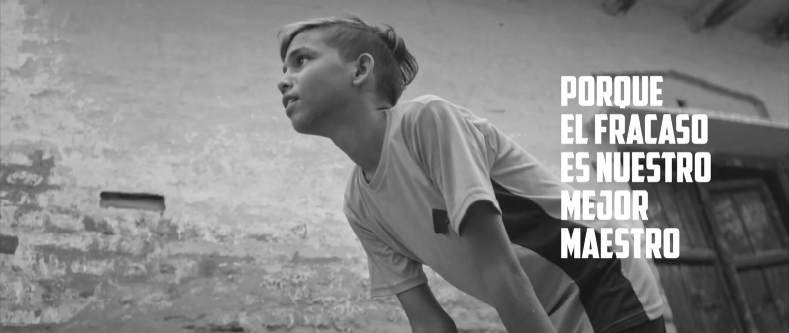 Un joven deportista se prepara para competir junto al mensaje: Porque el fracaso es nuestro mejor maestro.
