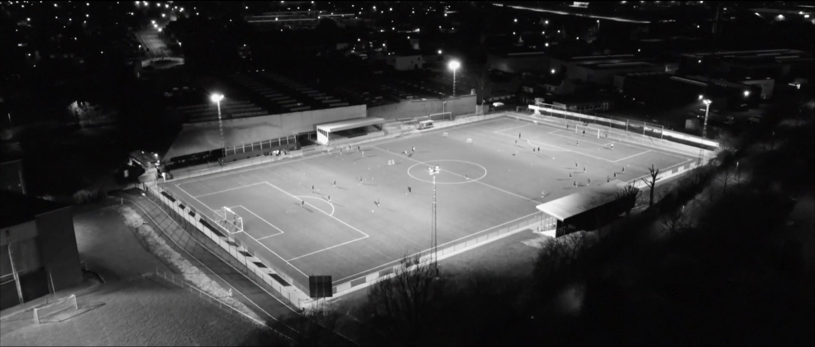 Vista nocturna de las instalaciones deportivas de Brafa.